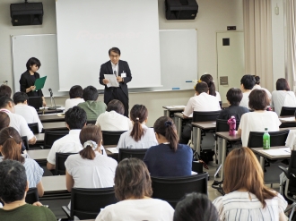 写真：センター長の挨拶の様子