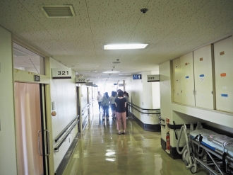 写真：生活支援部門の見学の様子