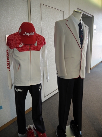 写真：日本代表のスーツとジャージ