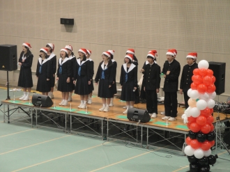 写真：高針台中学校合唱部が歌っている様子