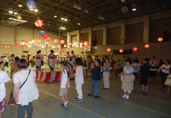 写真：盆踊りの様子