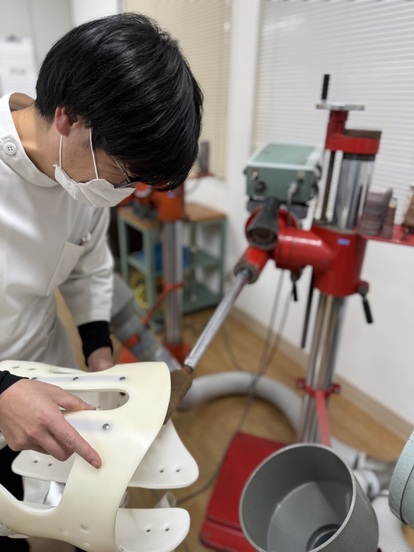 写真:補装具製作施設での作業の様子1