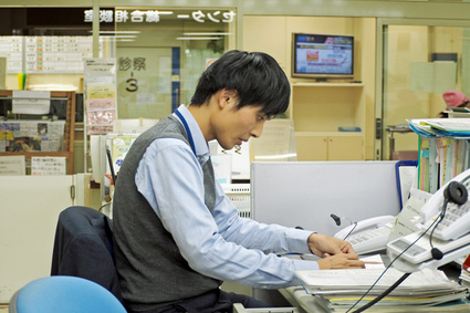 事務室内でパソコンをタイプしている写真