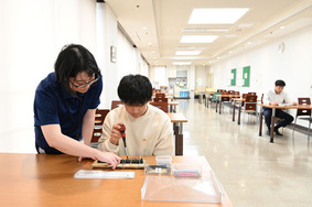 作業活動を見守る職員の写真
