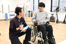 自立訓練室で電動車いすの動作確認をしている場面