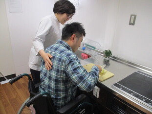 車椅子を使用した調理訓練の様子