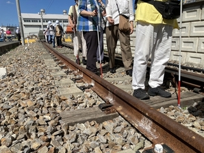 線路を歩く人々