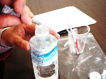 経口補水液づくりの様子