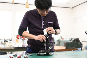 補装具調整の様子